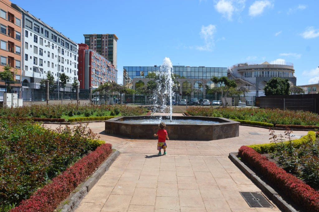Un niño en el parque de la Luz.