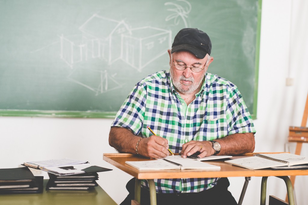 Santiago Aleman dibujando.